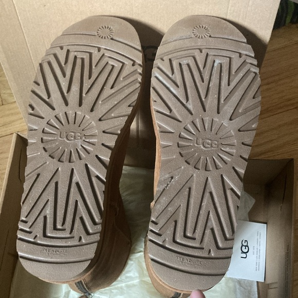 Good used condition UGG Classic Short - Picture 3 of 10